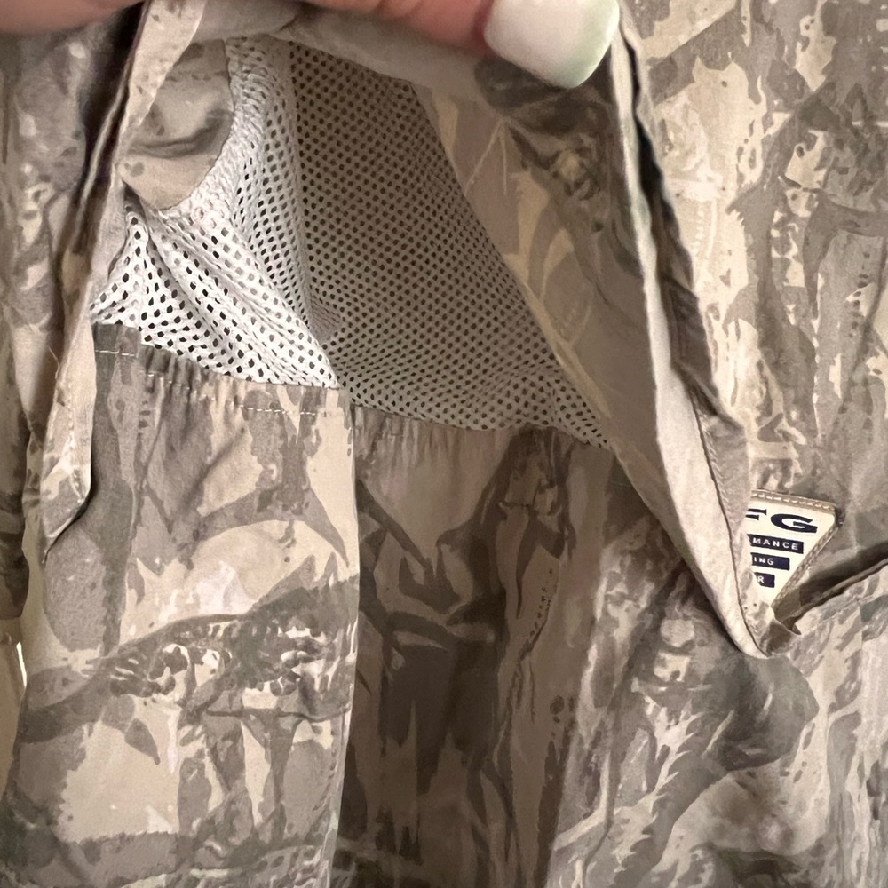 Men’s Columbia Camo/Fishing Shirt size Large - Picture 7 of 7